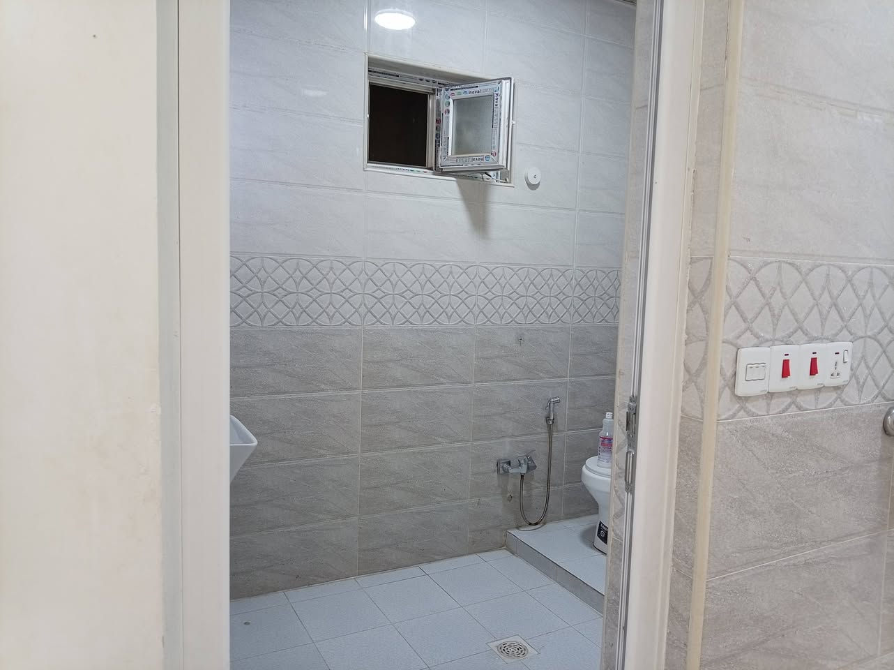 سلام عليكم يوجد شقه الإيجار طابق ثاني متكونه من مدخل ومطبخ واستقبال وصاله وغرف نوم عدد 2 ومناور عدد 2 وحمام سعر الإيجار 350 العنوان الشهداء قرب جامع التقوئ مقابيل أسواق الباشا الاستفسار الاتصال على الأرقام التاليه
***********
***********
