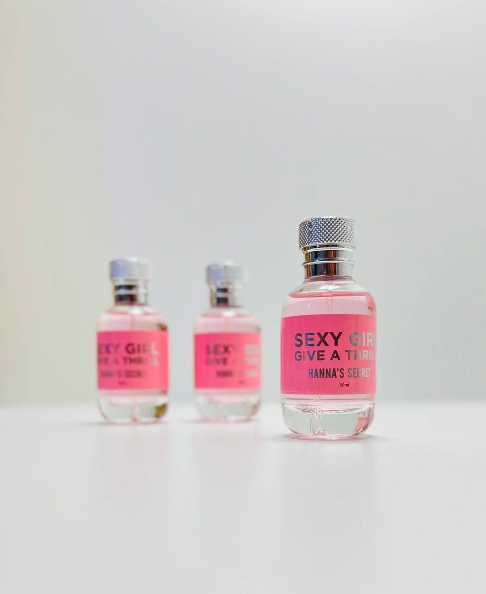 عطر سكسي كيرل فرموني 🫦🙈 "Sexy Girl" من ماركة Bi-Es البولندية. 
الرائحة: يتميز برائحة زهرية فاكهية. 
المكونـات :
المقدمة: الكشمش الأسود، الفواكه الاستوائية، الخوخ، الشاي، والماندرين (اليوسفي). 
القلب: الياسمين، الفاوانيا، زنبق الوادي، والبرقوق. 
القاعدة: المسك، الفانيليا، والعنبر. 
الوصف: يوصف بأنه عطر ساحر ومثير، يبرز الأنوثة والجاذبية..


**إذا كنت صاحب هذا الإعلان وتريد حذفه لأي سبب، رجاءا أرسل رسالة إلى الدعم الفني**