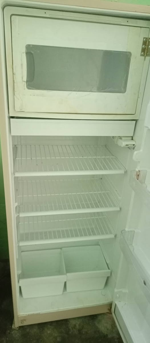 سلام عليكم 
قراض منزل للبيع 
قنصور اربع بوب سعرو 75
بوفيه اربع بوب سعره 40
ثلاجه شرط بس يعوزه غاز سعره 100
كشور مبردات سعر الواحد 30وثنينهن 50
اتصل وبيك خير وتدلل ***********
