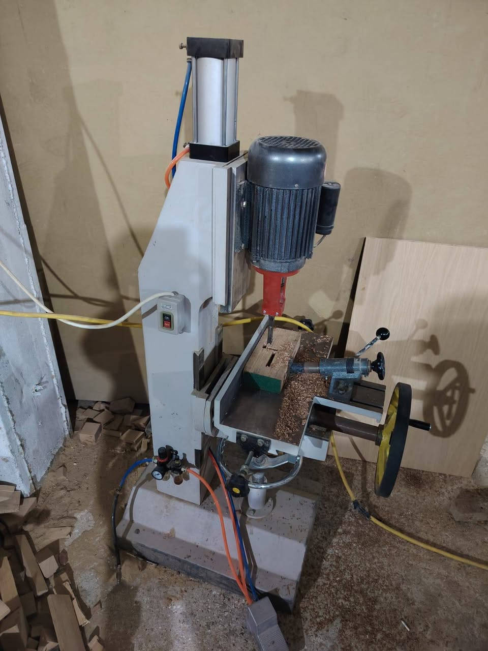 ماكنه تثقيب مربع  تحكم هوائي مع 16بريمه كافه الاحجام ***********
