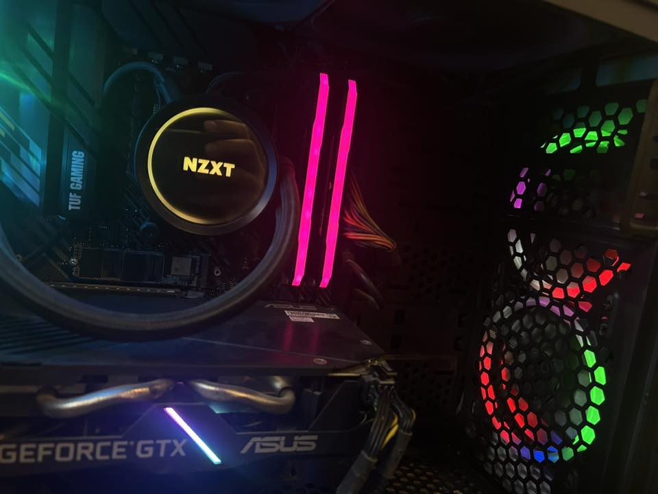 كرت الشاشة: 1660super asus 6g oc يعني مرفوع السرعة
المعالج: 5600x 
الرامات: 16*2 corsair 3600  تكدر تغير الوانهم من التطبيق 
البورد: b550 asis tuf gaimng
التخزين: m.2 512 lexar
1thdd
Psu: 700 watt thermltake
مبرد مائي 280 nzxt هذا المبرد يبرد حتى i714700k سعرة اول مانزل 150 دولار ولحد الان غالي
شاشة شاومي 1080 75 هرتز حوافها سلم تفيد للبثوث 
شاشة msi البنل مالتها الوانه مو واضحة بسبب ضربة 144 هرتز 1080 منحنية هاي هدية ويه البي سي
الكيس مثل ماتشوفون كدامكم
طبعاً التجميعة تكدر تطورها لأن البورد قوية والرامات 32 ترددهم زين منصة كلش حلوة وبراندات كلها قوية ماكو براند ممعروف موجود كل الكراتين فقط المعالج ماكو والتخزين ماكو ووياها كيبورد وماوس وماوس باد وكيبل لان عشر مترات وادبتر وايفاي هيج سعر متحصلون
السعر 950 بدون عملة 
الرقم اتصال واتساب ***********
العنوان بغداد الشعب حي البساتين
