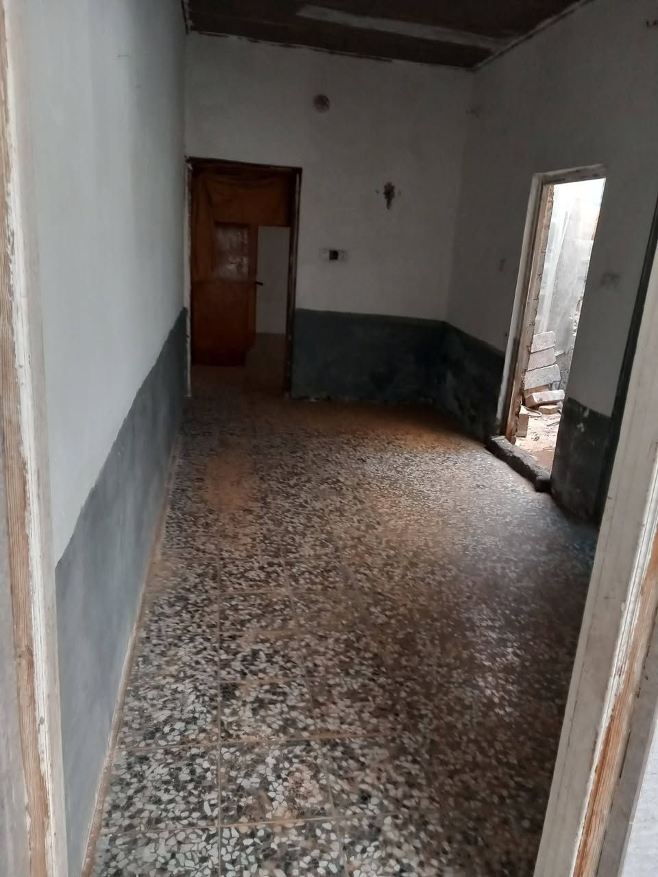 بيت للأيجار 80 متر يحتوي البيت على مطبخ كبير وصالة كبيرة وغرفة كبيرة اضافة الى صحيات داخلية وخارجيه ومنور كبير البيت عالي عن الشارع نظيف من الداخل توجد صور للبيت الموقع كوفة سهلة شارع معمل الدبس فرع مسلم ابن عقيل نهاية الشارع يحتوي البيت على سخان وتانكي وخط مولدة البيت جاهز للسكن سعر الايجار 🔓150 الف دينار للشهر الواحد كل شهر بشهرة للأستفسار واتساب *********** 

مكتب الموسوي للوسائط العقارية مستعدون لأستقبال عروضكم التجارية والزراعية والسكنية بيع وشراء رهان ايجار
