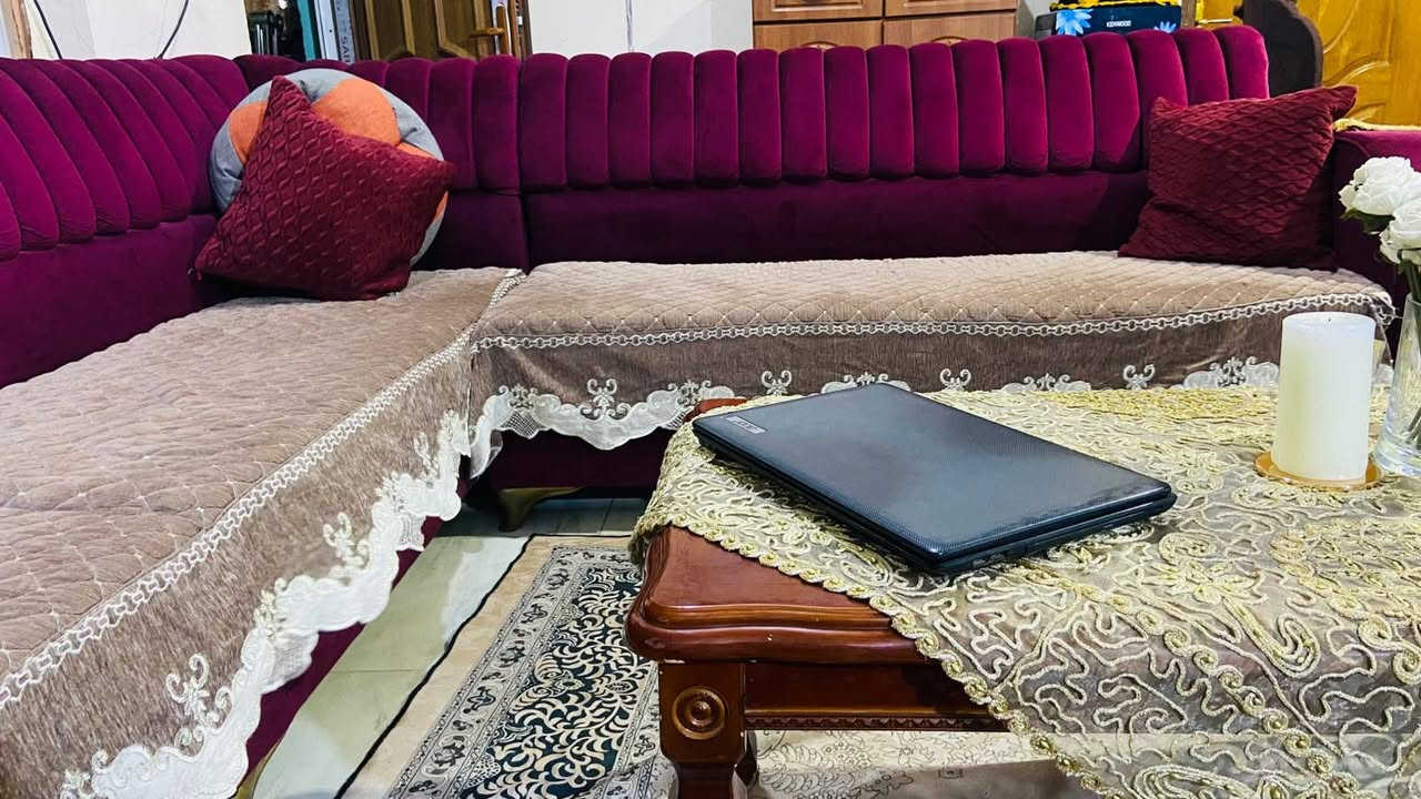 تخم ديوان ماروني اللون بطول  (9)أمتار
نظافة كاملة أخو الجديد
مقطع كالآتي : 
1.90 متر + 1.90 متر
1.80 متر + 1.80 متر
1.60 متر (ستوتة)
السعر 1.300 مليون وثلاثمائة
الموقع : بعقوبة / قرب الوثبة 
للتواصل : ***********
