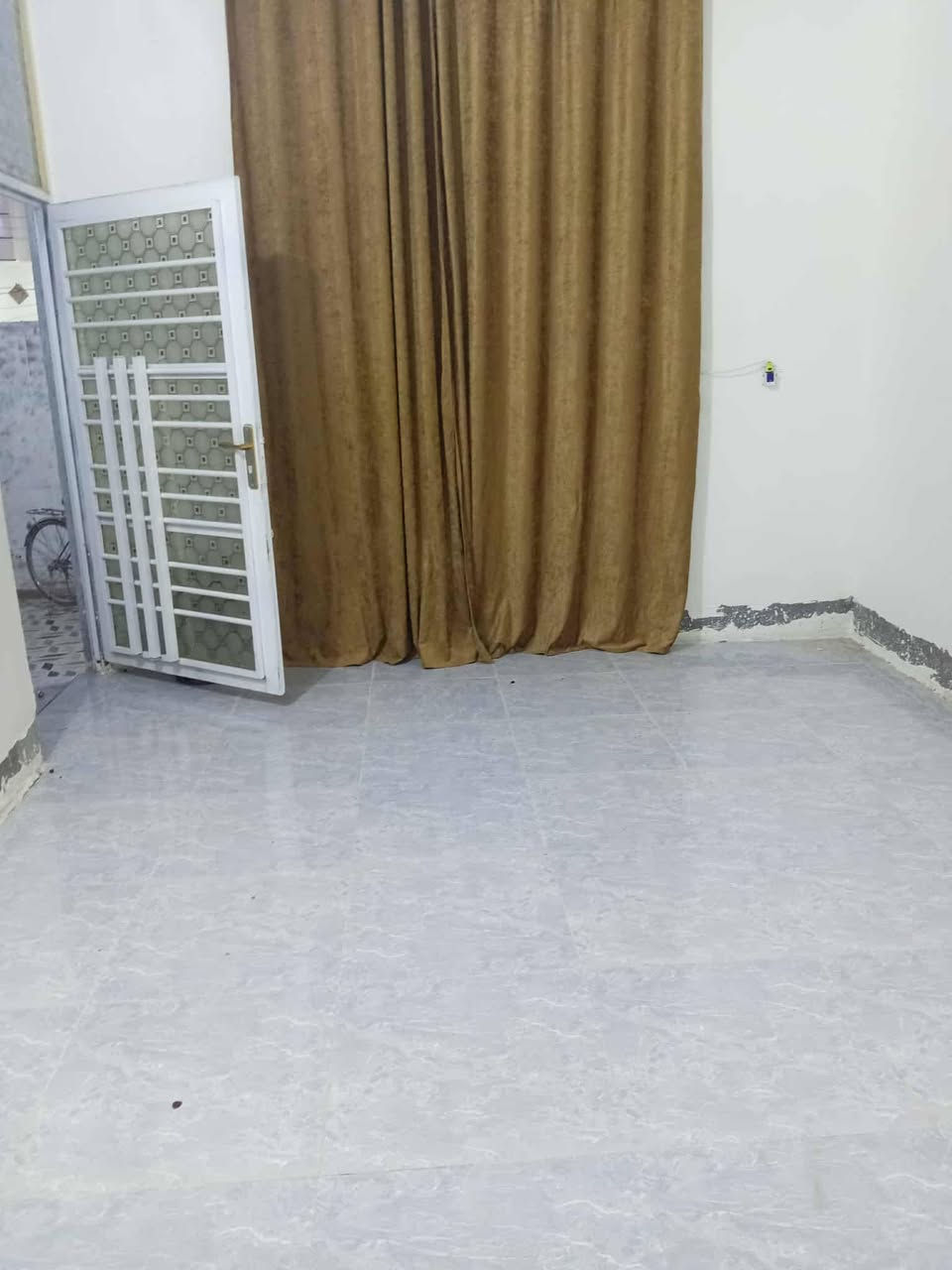 السلام عليكم بيت للبيع المساحه 160متر في حي الشرطه مقابل حي المهندسين البيت جاهز من  حيث الماء والكهرباء وجميع الخدمات للاستفسار ***********علمأ اني مكلف بالنشر
