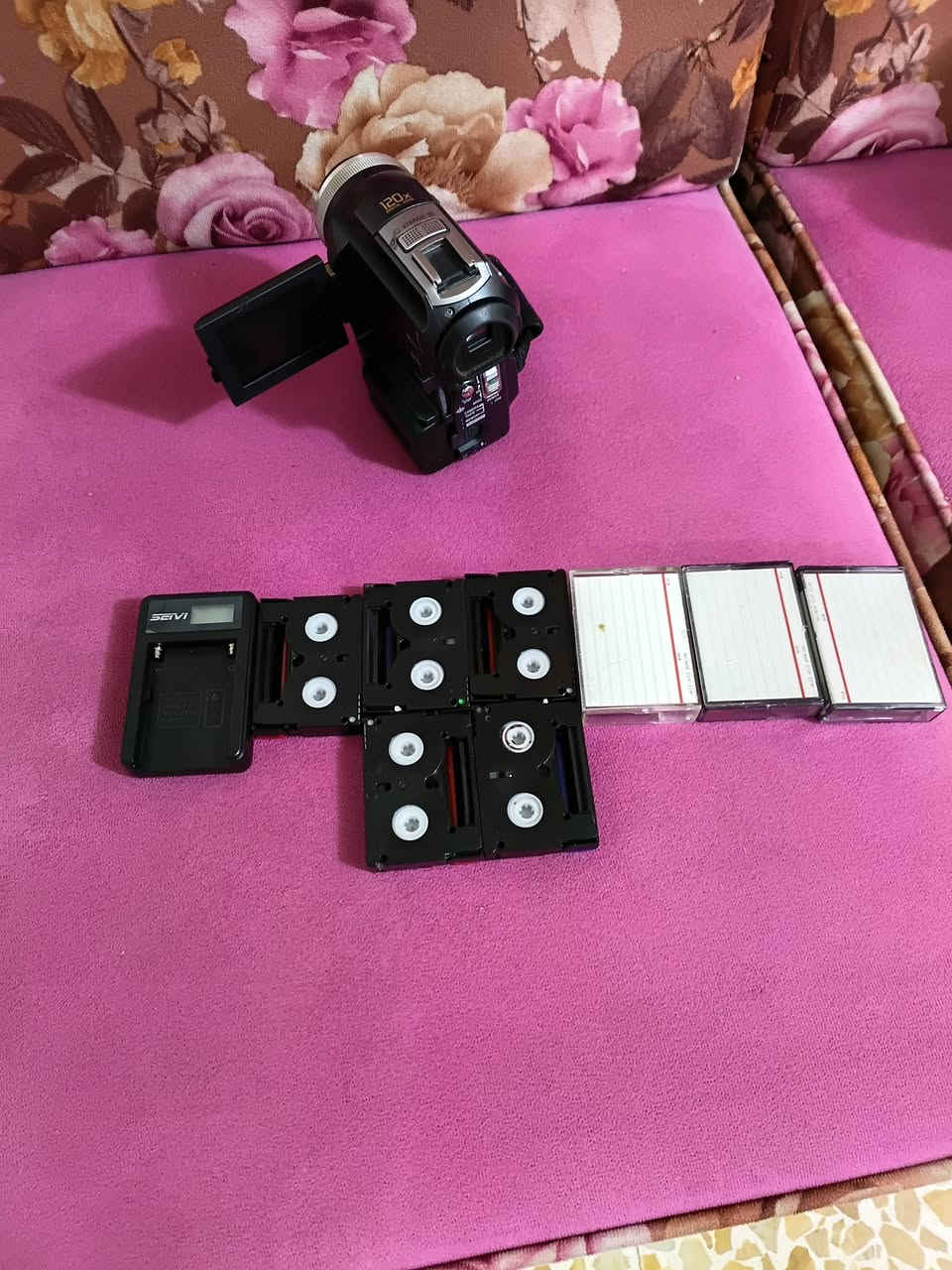للبيع كاميرى فديوصنع يابان السعر ١٠٠ وبيه مجال اتصل***********كوت
