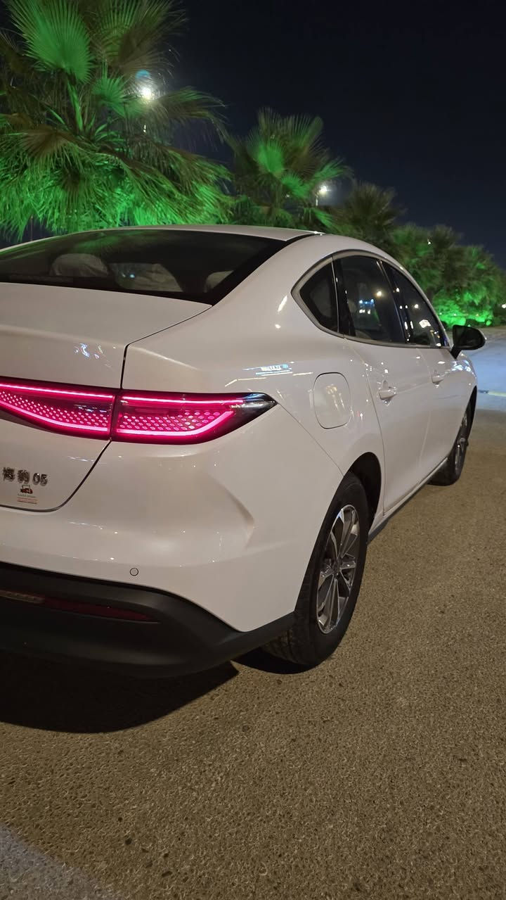 للبيع BYD Seal 05 موديل 2026
اقرأ التفاصيل كاملة قبل التواصل

لون أبيض لؤلؤي مميز ✨
السيارة بحالة ممتازة جدًا واستعمال شخصي .

🔹 سنة الصنع 2025
🔹رقم مميز بغداد بأسمي 
🔹 عداد HEV: 5  الف كم 
🔹 عداد EV: 7 الف كم 
🔹 لون أبيض لؤلؤي
🔹 مكيف ممتاز وأداء رائع في الأجواء الحارة
🔹 اقتصادية جدًا في استهلاك الوقود والكهرباء
🔹 قيادة هادئة ومريحة 
🔹 جميع الصيانات الدورية مُنجزة
🔹 نظافة عالية وجاهزة للاستخدام مباشرة
🔹السيارة مغلفة جلد درجة اولى تفصال مبطن حماية وعزل ارضيتها بالكامل + الجنطة 
🔹برمجة و تحديث وبرامج اخر اصدار
السيارة مناسبة لمن يبحث عن سيارة حديثة، عملية، واقتصادية بمواصفات ممتازة وحالة شبه جديدة. 
بيها طخة في الجاملغ الامامي الأيسر و طرف البنيد بدون اي دواخل موضحات بالصور 

السعر المطلوب ١٨.٩٠٠

 التواصل على الواتساب فقط 
⬇️⬇️⬇️⬇️⬇️⬇️
https://wa.me/qr/C4RFHXVISSRSE1

***********
