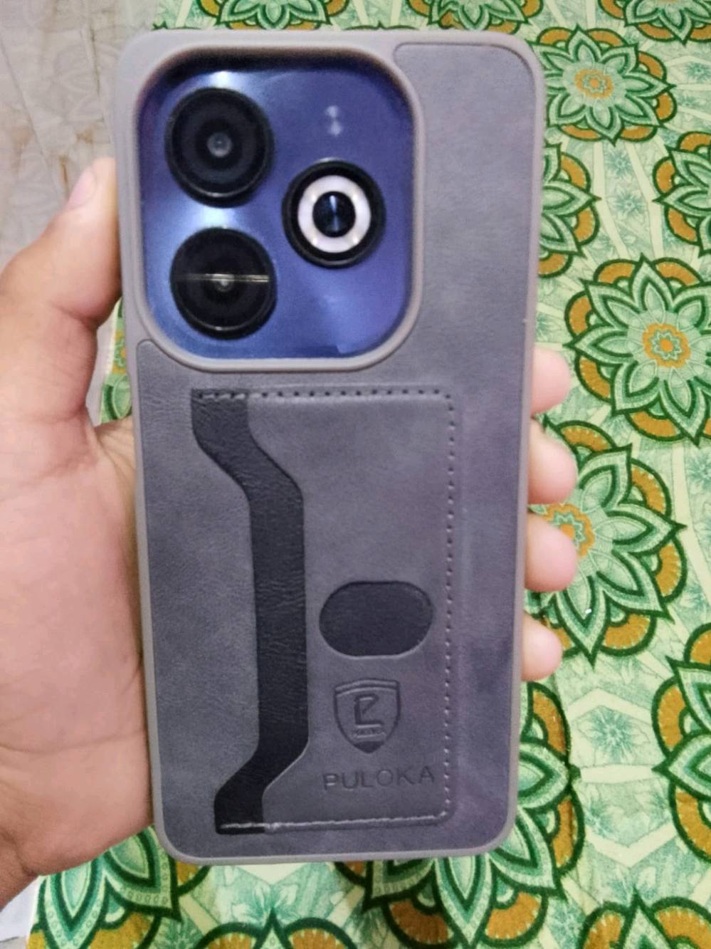 موبايل بحالة ممتازة مع كفر حماية مميز. الشاشة نقية والكاميرات تعمل بشكل جيد. مناسب لأي شخص يبحث عن جهاز قوي وذو جودة عالية.