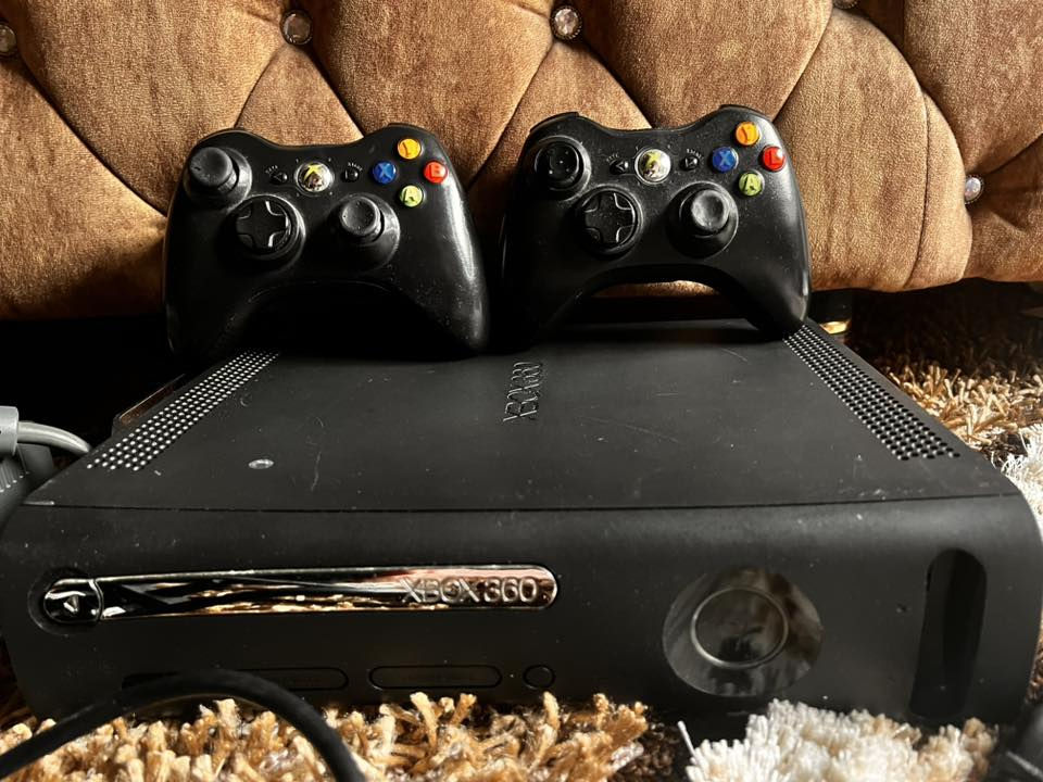 السلام عليكم سوني اكس بوكس 360   مع يدتين   شغالين  السعر 80 قفل   بي بيس 2013/2017/2023 مكاني موصل حي الصديق  رقم ***********
