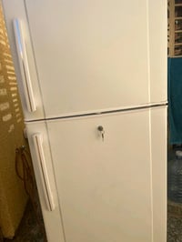 ثلاجة بحالة جيدة للبيع. الثلاجة نظيفة ومجهزة من الداخل برفوف معدنية مت...