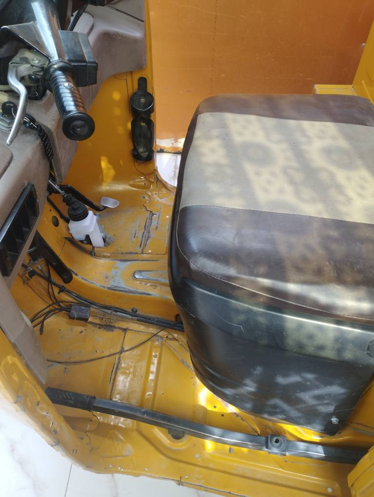 تكتك ٢١للبيع صفراء اللون ماكينه لاتنقصيص ولاتبخير بيه ضربه بالصفحة بسيطه ومراجعه بارد بدون رقم أوراقها بااسمي اصوليه شركة المصطفى مكانها زعفرانيه الأربع شوارع *********** بغداد, العراق
