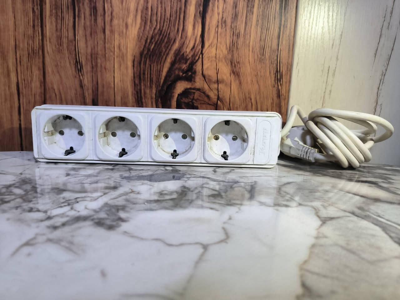 سيارات كهربائية أصلية مستعملة – بالة 🔌 🔥💪
1️⃣ سيار Belkin بريطاني (6 منافذ + نظام حماية):
 💰 السعر: 15 الف دينار
2️⃣ سيار Belkin بريطاني (4 منافذ + نظام حماية):
 💰 السعر: 12 الف دينار
3️⃣ سيار بريطاني (4 منافذ من شركة Masterplug):
 💰 السعر: 10 الف دينار
4️⃣ سيار أوروبي (6 منافذ دائرية من شركة Schuko):
 💰 السعر: 10 الف دينار
5️⃣ سيار أوروبي (4 منافذ دائرية من شركة Schneider Electric)
 💰 السعر: 7 الف دينار
6- سيار صيني (5 منافذ من شركة FUTOU)
💰 السعر: 6 الف دينار

الحالة: سيارات شغالة بدون أي مشاكل ✅

يوجد توصيل لجميع المحافظات 🚚

للطلب والاستفسار يرجى مراسلة الواتساب على الرقم [***********] أو مراسلة الخاص 📞📱
