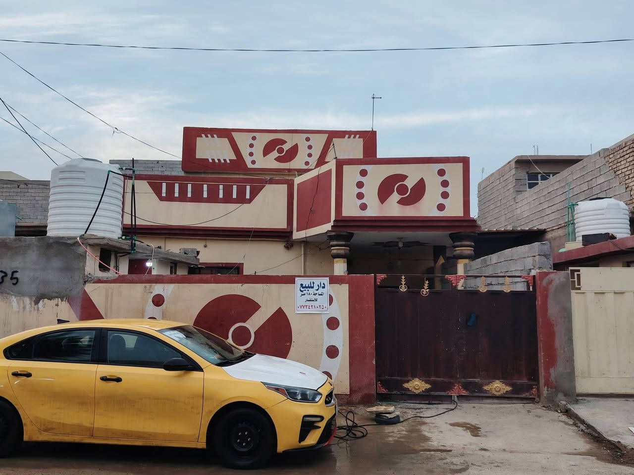 السلام عليكم دار للبيع المساحه 180 المكان بعقوبه المفرك شارع مركز الوحده الدار يحتوي ع غرفتين جوه وصاله واستقبال ومطبخ وصحيات خارجيه+ قاط ثاني يحتوي ع غرفه وحمام ومطبخ يرهم بيع او مراوس اب دونم بس يكون ادونم مكانه ام العظام او دور زراعه او يم الإمام المحسن  لاستفسار ***********
