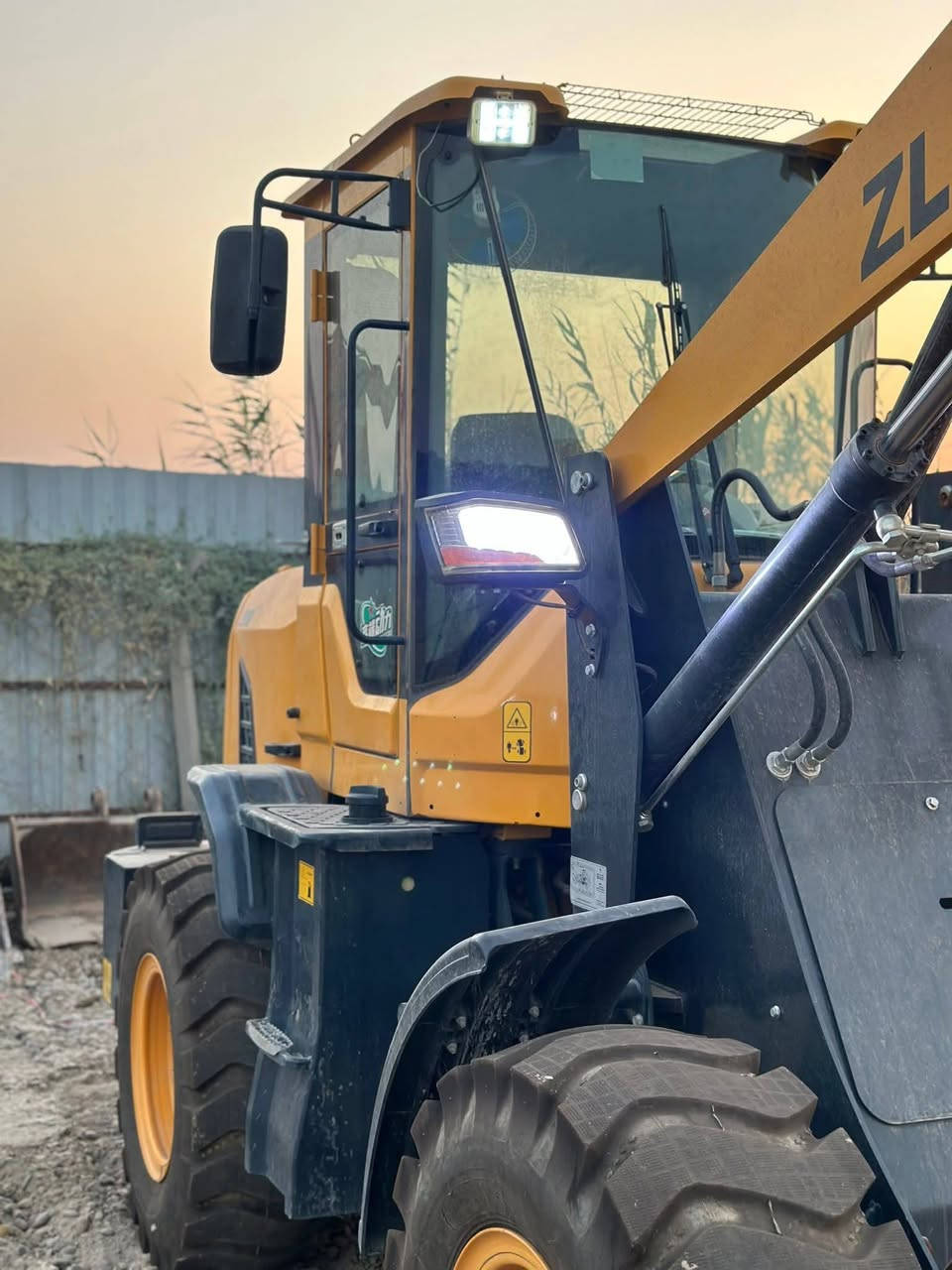 السلام عليكم 
للبيع 
شفل صيني حجم 50 نوع zl918 بحالة الوكالة استعمال قليل جدا رقم بصرة باسمي 
السعر ٢٣٥ ورقة 
مكان الالية / البصرة
للاتصال / ***********
