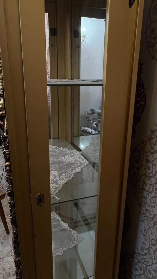 فاترينا مستعمل قليل نظيف جدا عدد ٢ طول ١٦٩ سم وعرض٧٠سم 
طبلة وسطية مع ٤طبلات صغيرة نضيفة بدون كسر او خدش
طخم كامل ١٠نفرات خشب نظيف ٢عدد حجم كبير و٢عدد حجم صغير وعدد ١ حجم وسط

للاستفسار اكثر راسلو معنا واتساب او اتصل الرقم 
***********
