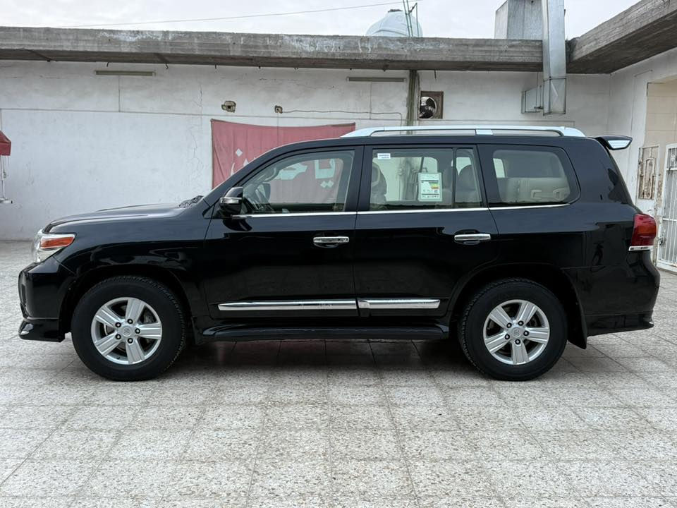 السلام عليكم لاندكروز 2012 رقم أربيل بسمي فول مواصفات ٦ سلندر مكفوله كفالة عامه على الفحص سيارة جديدة وجاهزة على وضع الشركة ماشية 114 كيلو للاستفسار *********** السعر 340 ورقة مكان بغداد
