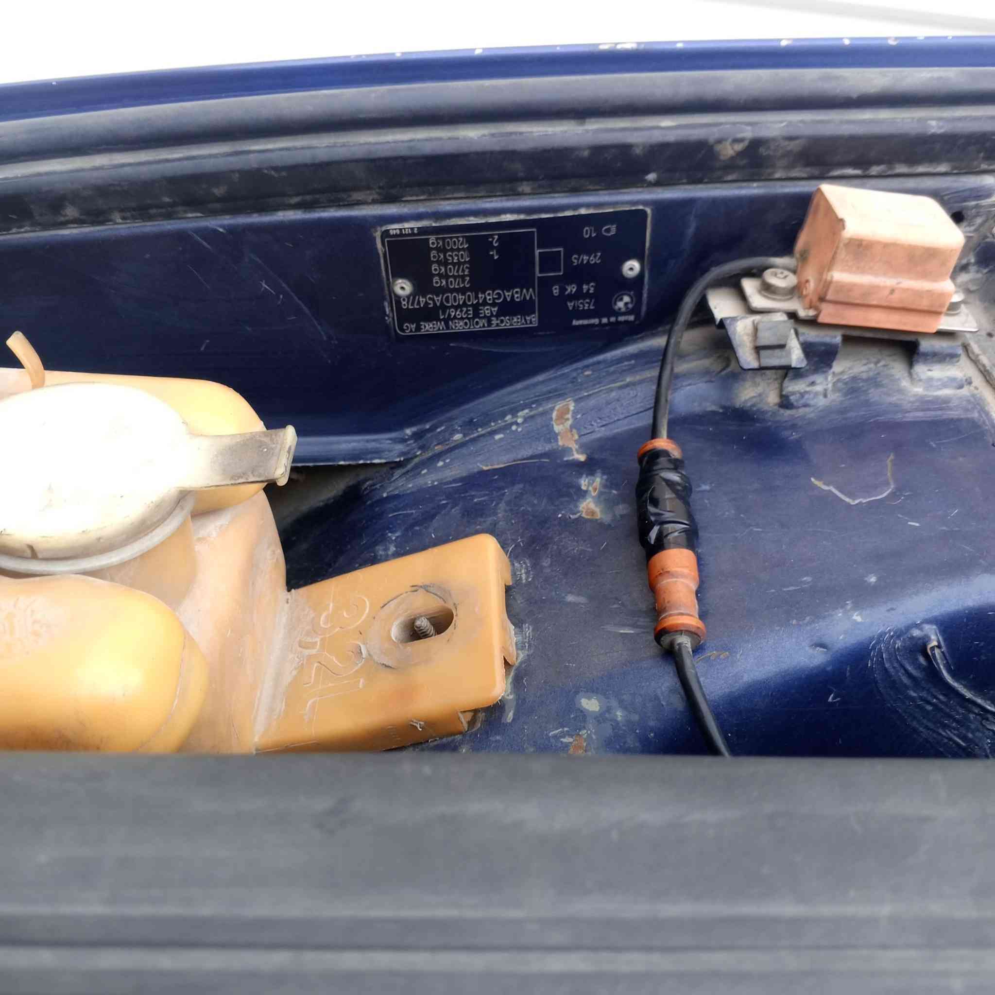 السلام عليكم بي ام 735 باب قصير موديل 92 السياره بدون ضربه اصل ابليته وسنويه رقم بغداد انكليزي بسمي هزه جديده محرك وكير جدد كهربائياتها كلها شغاله تبريد ثلج كشنات كهرباء السعر 42 مكان السياره بغداد العامرية رقم الهاتف ***********
