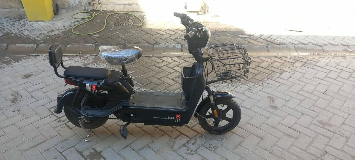 السلام عليكم دراجه شحن للبيع دراجه نضيفه كامله مابيها اي نقص استعمال قليل السعر ( 250) وبيها مجال 
مكاني بغداد شارع الصناعه قرب الجامعه التكنلوجيا 
الرقم ( ***********) للاستفسار .
