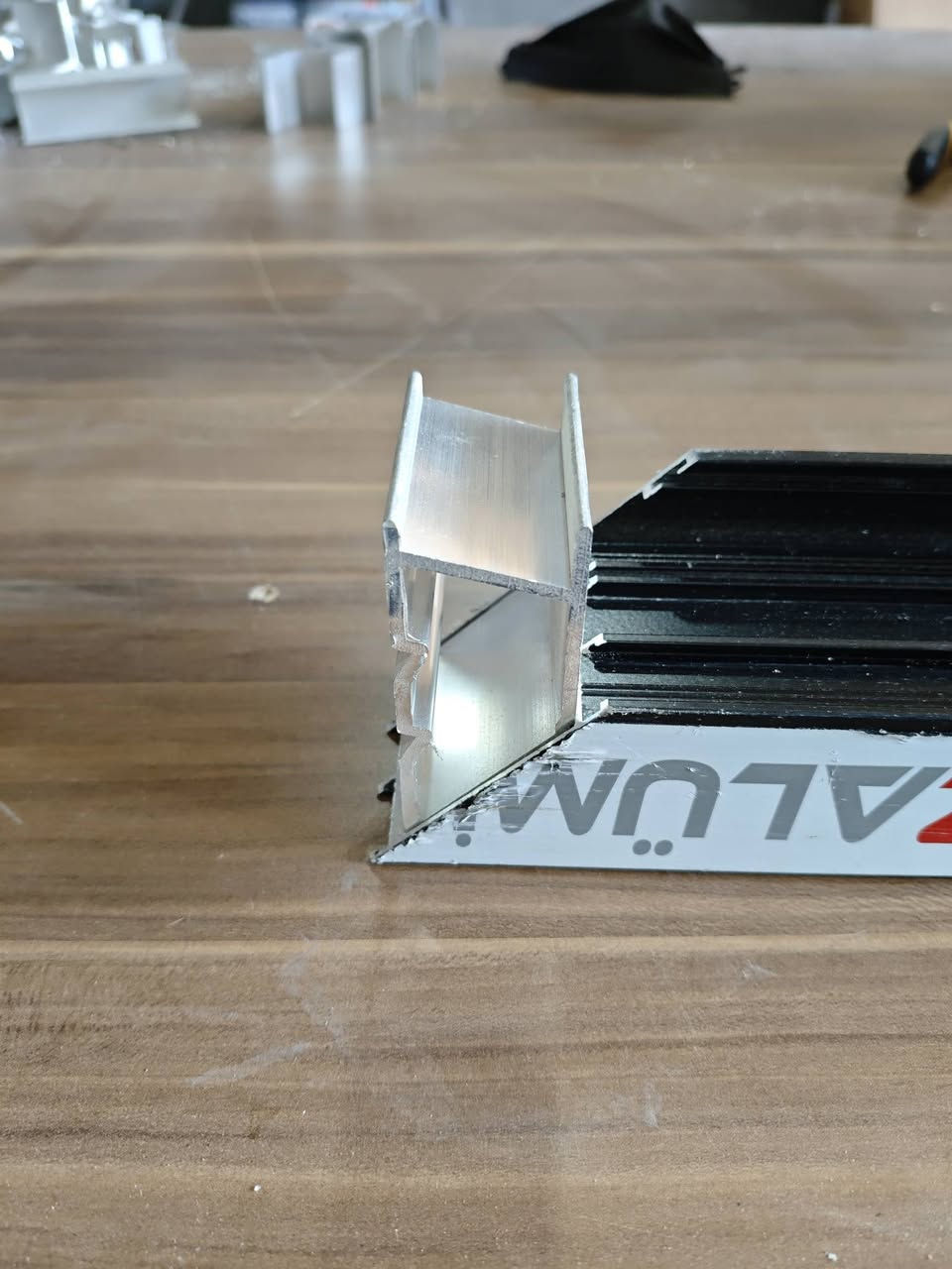 التساهل لبيع براغي وزوايا تجميع الالمنيوم بارخص الاسعار للتواصل ***********
