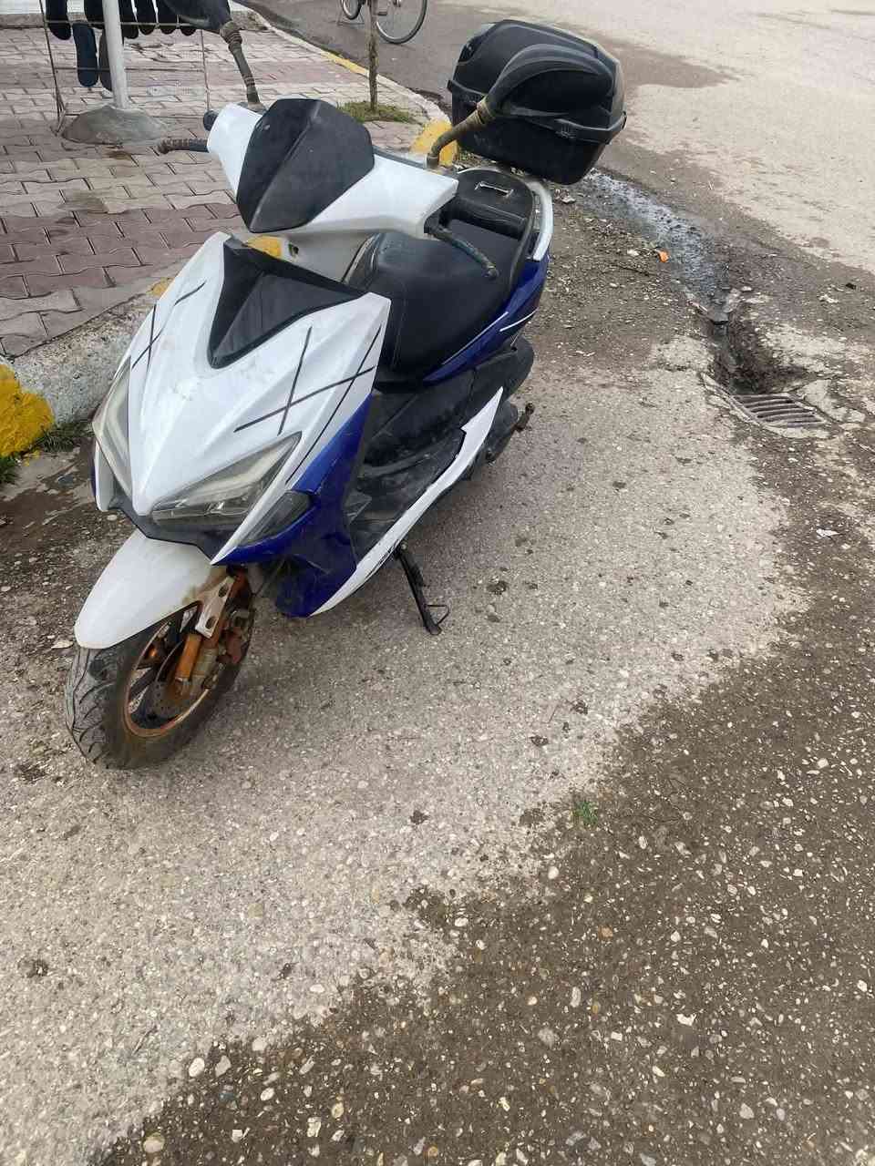 السلام عليكم دراجة صيني  للبيع
نظيفة مجفتة جديد كل أغراضها جدد سنتر لوك تشغيل ع الريمونت
تاير الخلفي بنجر كشر نظيف  
 السعر 275 وبيها مجال للطيبين
***********
