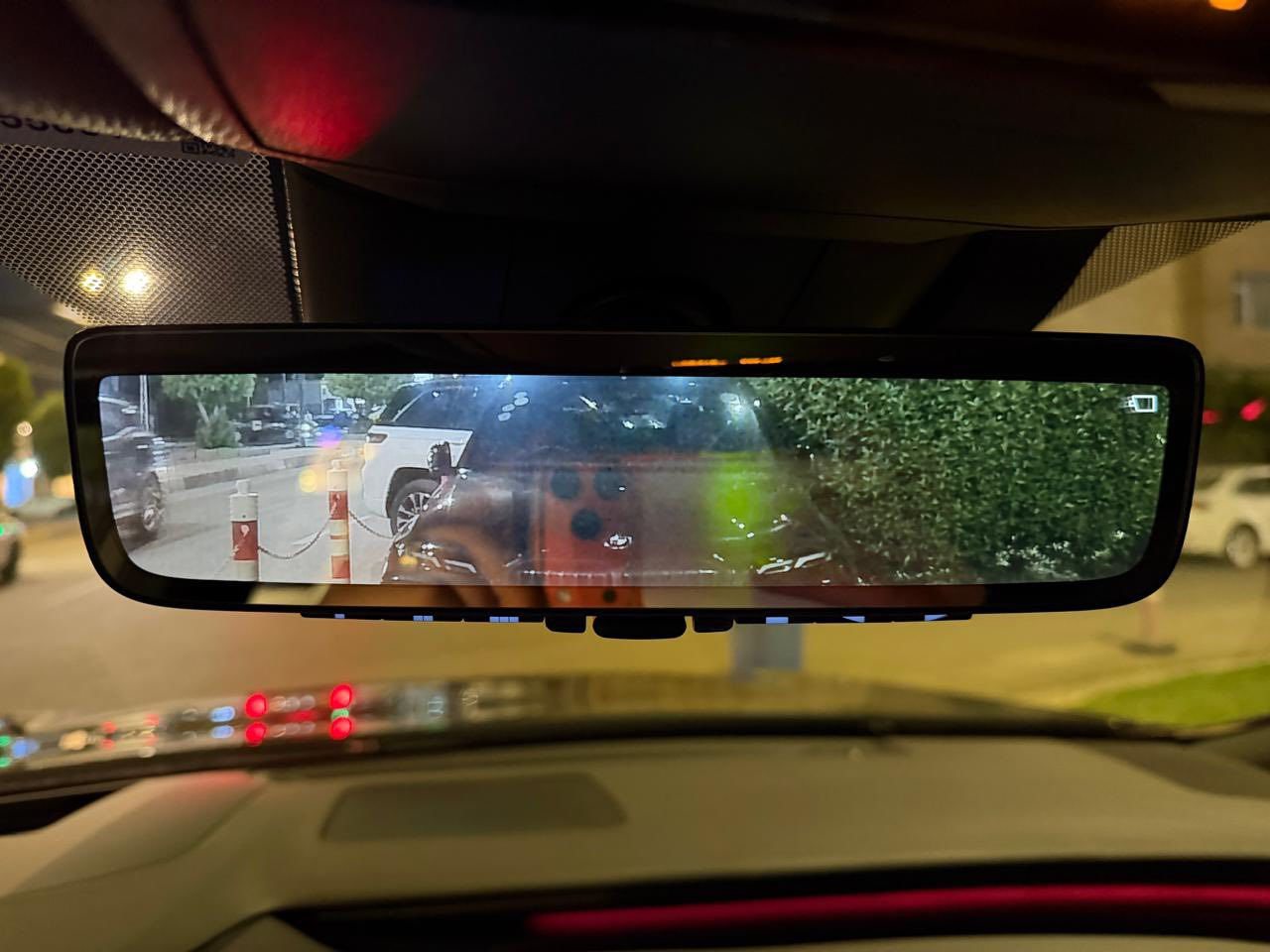 Lexus Rx 350H 2024
* محرك: 2.5 لتر – 4 سلندر + محركات كهربائية
* النظام: Hybrid Lexus System
* القوة الإجمالية: ≈ 246 حصان
* ناقل الحركة: E-CVT
* نظام الدفع: AWD (دفع رباعي إلكتروني)
* نظام Lexus Safety System
* فرامل طوارئ تلقائية
* رادار أمامي
* Lane Assist (المحافظة على المسار)
* نظام الاصطفاف الذاتي
* Blind Spot Monitoring
* كاميرا 360°
* حساسات أمامية وخلفية
* شاشة وسطية: 14 إنش
* Apple CarPlay + Android Auto
* مقاعد جلد
* تبريد + تدفئة
* تشغيل بصمة + تشغيل عن بعد 
* شاحن لاسلكي
* نظام صوتي 
* ⁠انارة محيطية متغيرة 
* لون: أسود (BA BLACK)
* إضاءة LED كاملة
* ويل 19 
* مرايا كهربائية + طي أوتوماتيكي
* سقف سلايد
* دخول ذكي لكافة الابواب مع فتح وغلق الباب الخلفي بحساس القدم.
* سقف كنتارة
* ممشى السيارة 11 الف كم 
* حادث السيارة الجاملغ الخلفي الايسر (مصلح ومصبوغ)  السعر

43,500$(رقم الهاتف ***********
