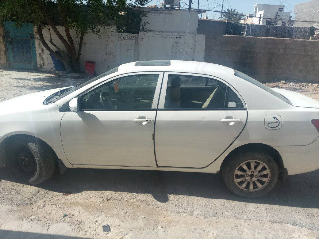 السلام عليكم اخوان
عندي BYD G3 موديل 13 بيضاء
سيارة نظيفه 
محرك وكير كورلا
صدر نظيف باتري جديد تخم تاير جديد 
تبريد شغال بصمة ترحيب شاشة اندرويد
السيارة باسمي السعر 55. وبيها مجال
***********

