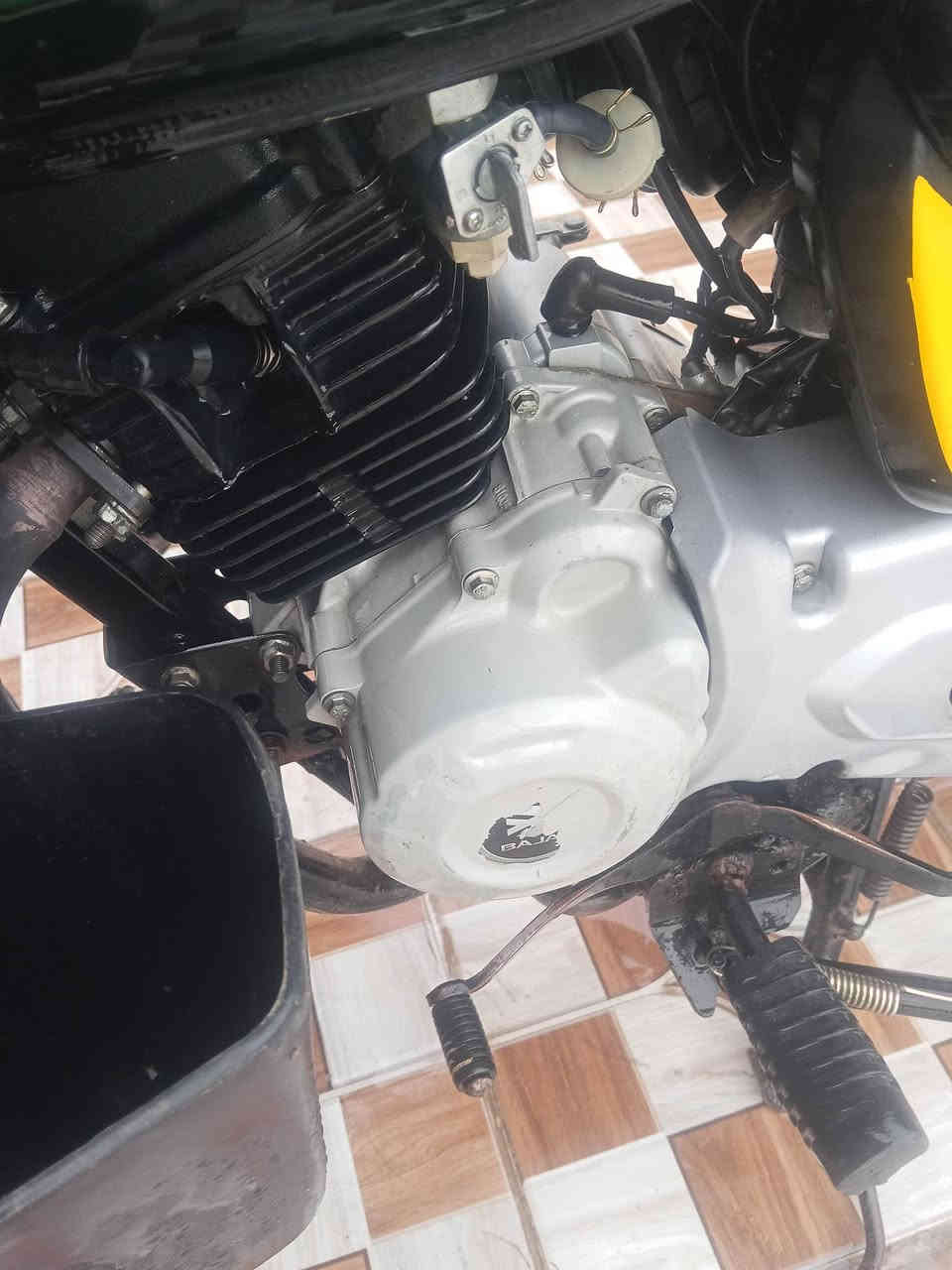 دراجة بوكسر موديل 21 رقم وسنويه الدراجه كامله مكفوبه من كلشي بعده ممفيلسه للبيع الشراي بي خير ويدلل السعر 1750 بيه مجال 
هاتف *********** 
مكاني منصوريه الشط قرب صيطرت الغالبيه
