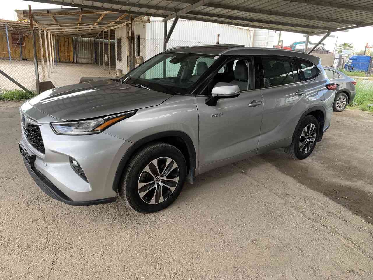 تويوتا هايلاندر 2022 صنف GLE
للاستفسار 0799506431

موديل 2022

لون سلفر 

عداد 58 الف كيلو متر 

GLE HEV 4x4

المزايا التقنية

المحرك: 2.5 لتر هايبرد، 4-اسطوانات
القوة القصوى: 240 حصان (مجمع)
ناقل حركة تتابعي متغير الكتروني (ECVT)
دفع كلي للعجلات (AWD E-Four) مع وضع الطرق الغير ممهدة
سعة خزان الوقود: 65 لتر
كفاءة استهلاك الوقود: 20.1 كم/لتر
الأبعاد طول - عرض - ارتفاع (مم): 4950 - 1930 - 1730
7 ركاب (شاملة السائق)

المزايا الخارجية

جنوط ألمنيوم مقاس 18 بوصة - بتصميم خاص للفئة GLE
مقاس الإطارات: 235/65R18
انوار أمامية (LED)
انوار خلفية (LED)
إضاءة نهارية (LED)
كشافات ضباب أمامية (LED)
شبك أمامي أسود مع إطار فضي
نظام الدخول الذكي للسائق و الراكب الأمامي
مرايات جانبية كهربائية مع اشارات انعطاف
طي كهربائي اوتوماتيكي للمرايات الجانبية
نظام تسخين المرايات الجانبية
جناح خلفي
عوارض سقف
فتحة سقف

المزايا الداخلية

زر تشغيل المحرك
مقاعد قماش
تحكم كهربائي لمقعد السائق
مكيف أمامي و خلفي بتحكم اوتوماتيكي
مقود مكسو بالجلد
ازرار تحكم على المقود
عجلة قيادة تلسكوبية
شاشة معلومات متعددة 7 بوصة
تحكم أوتوماتيكي لجميع النوافذ
تحكم بالقفل المركزي من باب الراكب الأمامي 
أربعة منافذ USB-C للشحن (2 أمامية و 2 خلفية)
مرآة الرؤية الخلفية ذاتية التعتيم
تطعيمات خشبية 
ستائر لنوافذ الصف الثاني

النظام الصوتي والترفيهي

نظام صوتي بشاشة لمس 8 بوصة
نظام أبل كار بلاي لا سلكي
منفذ USB-A
6 سماعات

مزايا الأمان و الراحة

نظام تويوتا للأمان (TSS Ver. 2.5)
- نظام حماية ما قبل التصادم (PCS)
- مثبت السرعة راداري (DRCC)
- المساعدة في تتبع المسار (LTA)
- تنبيه مغادرة المسار (LDA)
- الضوء العالي التلقائي (AHB)
نظام التحكم في وضعيات القيادة (إقتصادي / عادي / رياضي)
كاميرا خلفية
حساسات أمامية وخلفية للمساعدة على الوقوف 
باب خلفي كهربائي
وسائد هوائية (للسائق والراكب الأمامي + للركبة + جانبية + ستائرية)
فرامل مانعه للإنغلاق (ABS)
نظام التحكم بالتوازن (VSC)
نظام مراقبة ضغط الاطارات (TPWS)
نظام منع تشغيل المحرك ضد السرقة مع إنذار
مكابح وقوف كهربائية (EPB)
نظام الوقوف المؤقت
فرشة لأرضية الشنطة 
فرشات أرضية 

للاستفسار 0799506431


**إذا كنت صاحب هذا الإعلان وتريد حذفه لأي سبب، رجاءا أرسل رسالة إلى الدعم الفني**