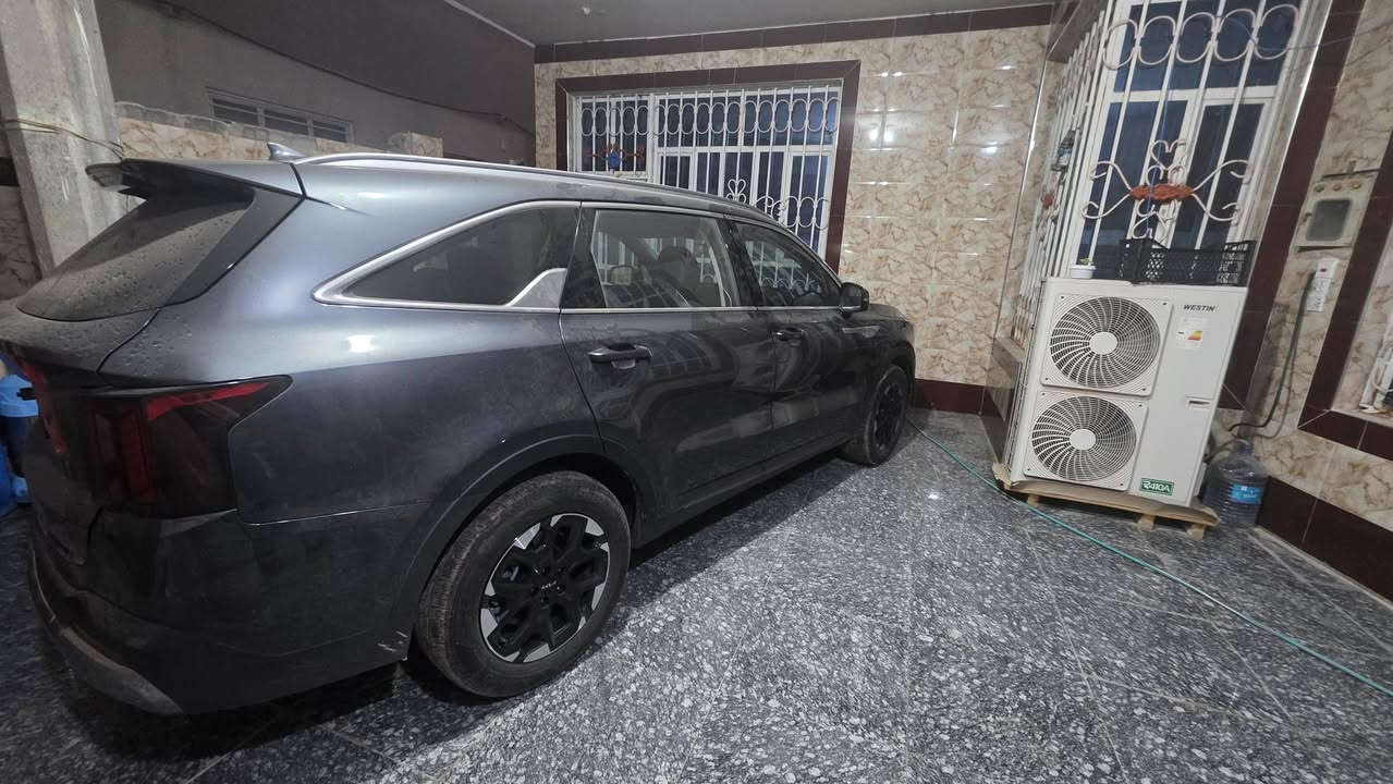 🚘 للبيع كيا سورينتو 2024 وارد أمريكا – فئة S (فول مواصفات)
📅 الموديل: 2024
🇺🇸 الوارد: أمريكي
📄 التقرير: مياه أمطار 
⚙️ الحالة: زيرو – استعمال خفيف جداً
📊 الممشى: 3,000 ميل فقط
🎨 اللون: نفطي
🪑 الدواخل: جلد أسود
👨‍👩‍👧‍👦 عدد الركاب: 7 ركاب
🔧 المواصفات:
مكينة 4 سلندر 2500cc تنفس طبيعي
قير أوتوماتيك
بانوراما
رادارات عدد 4
حساسات أمامية وخلفية
نظام النقطة العمياء
كاميرا 360 (دوّارة)
سايد بريك دگمة
رقم بصرة انگليزي
السيارة باسمي مكاني بصرة قضاء المدينة 
المداور بأي يوم تحب
💰 السعر: 258 ورقة 
🔥 سعر كلش مناسب وجاد
📞 للتواصل:***********
