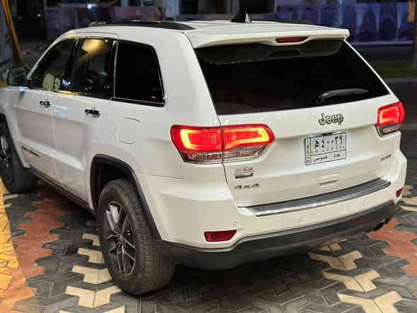 � للبيع – كراند شيروكي 2017 فول ليمتد
🚗 كلين تايتل – ضرر فقط دعامية – كلشي موضح

📍 الموقع: بغداد / منطقة سبع أبكار
📞 للتواصل: ***********

🔹 المواصفات:

 • كشنات جلد
 • بانوراما
 • حساسات + كاميرا
 • توقف ذاتي
 • مري قلابة
 • لايتات LED عدسة
 • داخلية أسود × شمباني
 • ستيرن تدفئة
 • تبريد + تدفئة كشنات
 • محرك 3600
 • ماشية 90 ألف ميل
 • السيارة كاملة ومكملة ميكانيكياً ما بيها أي نقص

🔧 الملاحظات:

 • يرادلها تكحيل.
 • شخط باب عكس السايق.
 • كرن جاملغ.
 • سونار + ضرر + طخة بالكراج، كلشي واضح بالفيديو.
 • السيارة واقفة بالكراج… صاحبها طگّها وعايفها على حالتها، ما مصلّحها.
 • بيها خلل كام شفت، وبهالأيام راح أسويه.�👉 إذا تنباع قبل التصليح أكسر من السعر أجور التصليح.�👉 وإذا أصلحها تنأخذ كاملة بدون أي نقص.

🎥 فيديو توضيحي موجود بالمنشور
ما يحتاج تتصل وتسأل… كلشي واضح بالسونار، الضرر، الطگة، والملاحظات.

💰 السعر: 245$ وبها مجال بسيط
📌 صور الضرر وحك الجية موجودة مع الفيديو
