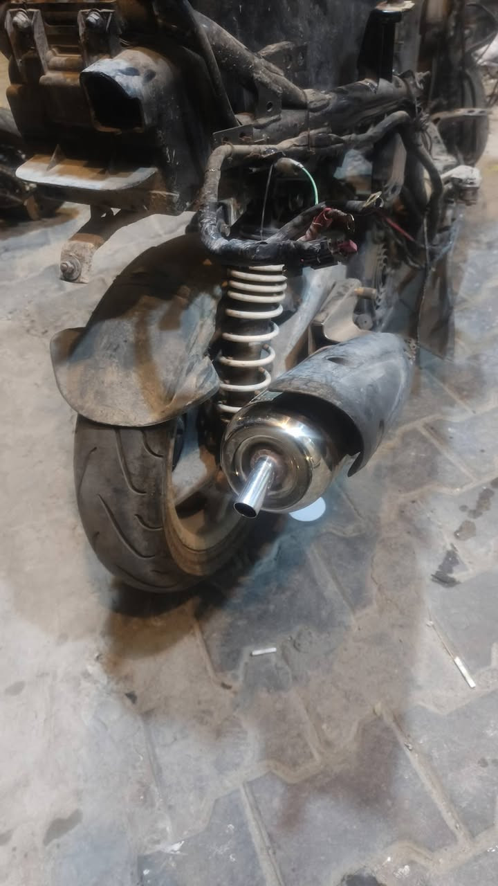 سكنس فحل مفصخه شغاله ابيع كوم حديد غراض إياها سواد سله كفرات  بس بيهن كسور ومصلحان العنوان البصره السعر ٢٥٠ ***********
