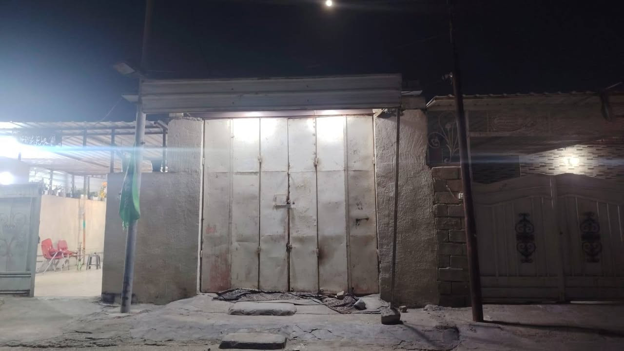 سلام عليكم بابين خارجي جديد ونضيف خمس قطع وداخلي جام الستفسار رقم الهاتف ***********
