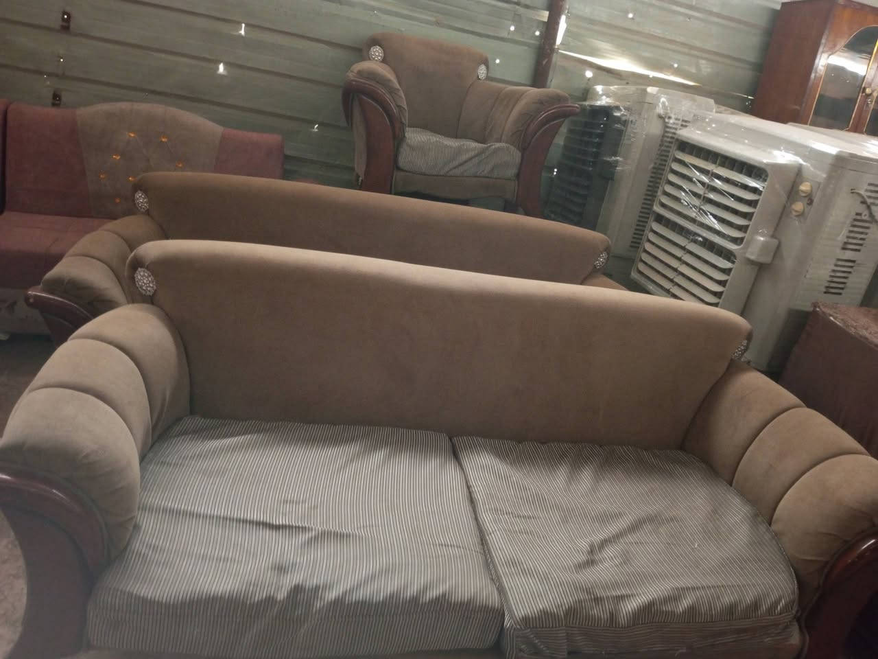 انواع الاثاث الجديد و المستعمل في مزاد الامير 
عنوان شارع ام العضام قرب مكتب المدينة للعقار 
***********
