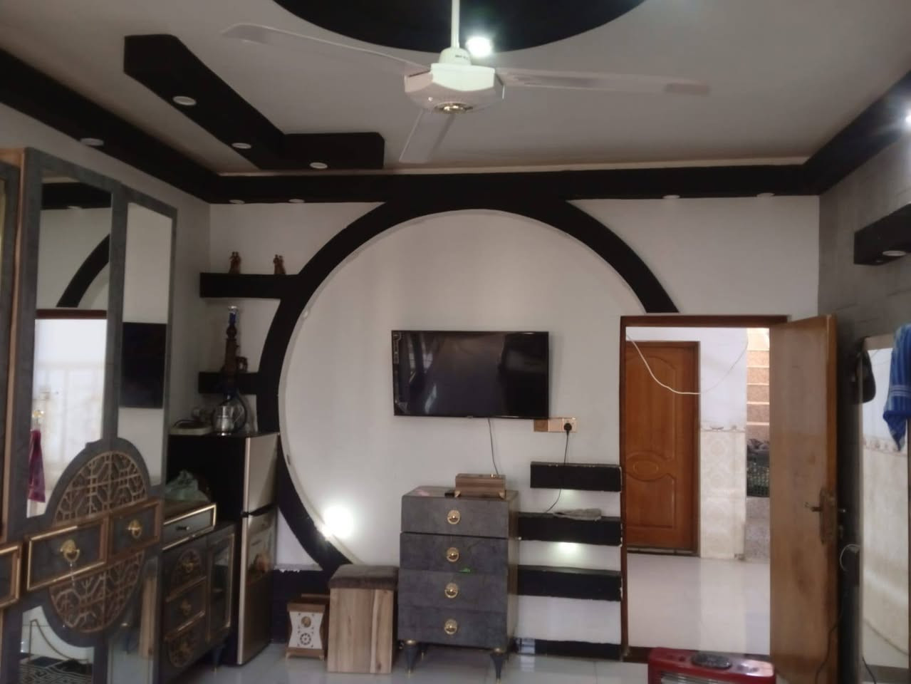 سلام عليكم يتوفر بيت مساحة ٣٠٠ متر يتكون من ٦  غرف وصاله ومطبخ وصحيات داخليه وخارجيه  طابو ملك صرف 
بيت بناء حديث  العنوان حي الإنتصار المربع اول مقابل مستشفى حماد شهاب قبل مرور الحسينيه ***********فلاح المرسومي 
***********ليث الدليمي
