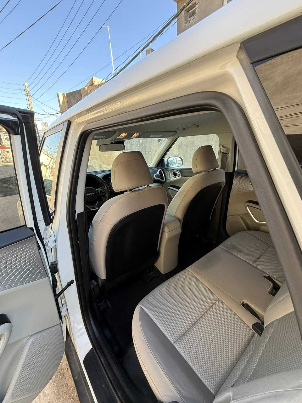 سلام عليكم للبيع كيا صول دخول جديد باسمي منفيس موديل ٢٠٢٤ سياره اي تبديل اي صبغ مابيها بدون ايرباك مكينه ٢٠٠٠ حادثها بارد شويه بالجمالغ اصبعين صور الحادث بالمنشور مواصفاتها معروفه المكان حله شارع ٨٠ 
***********
