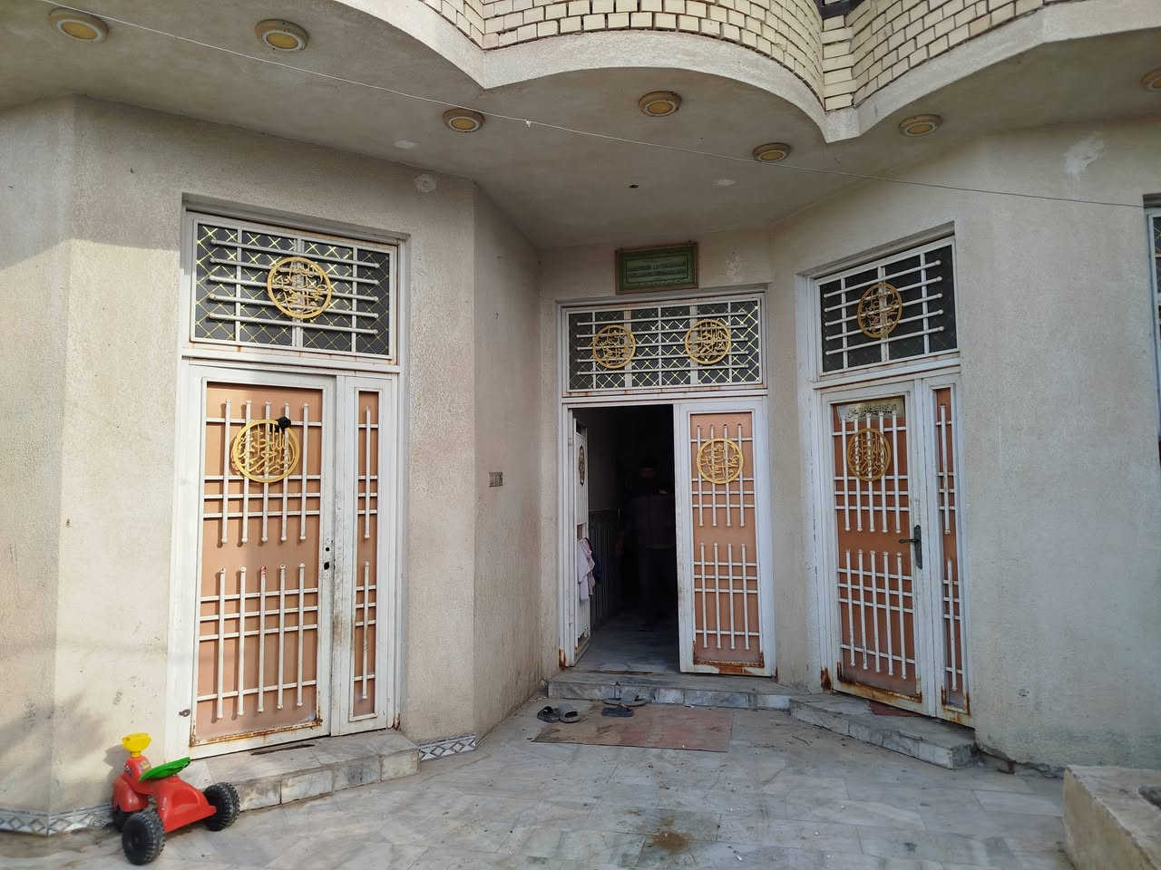 بيت للبيع زراعي200 متر قرب جسر السريع كافة الخدمات مستعجلين عليه بناء طابوق صب كونكريت  للستفسار اكثر واتساب ***********
