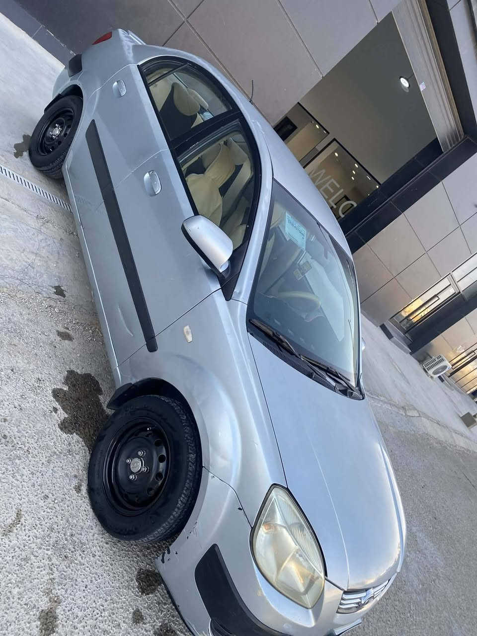 كيه ريو ٢٠٠٨
رقمه  بغداد بأسمي 
كير مكينه مكفولاتت  حداديه  هستوني مبدله كله امامي وخلفي 
السياره بيه رشات ابيع حزام  ***********        سعر (80)وبيه مجال
