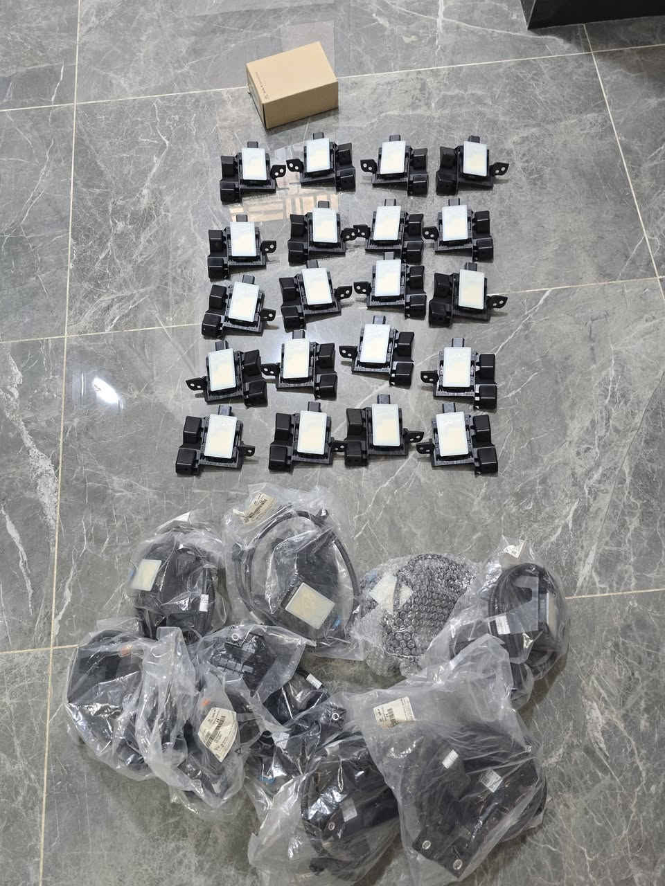 سلام عليكم 
وصول وجبة لايتات بلسايد جوة 
يمين عدستين 
ازواج ٣ عدسات 
حاصرات هواء وصلن 
رادارات امامي وخلفي وصلن 
كامرات امامي وصلن 
طبلة خلفية وكالة وصلت 
قامة خلفية وصلت وكالة 
درايم شفتات هم وصلن 
مكاني بالحلة 
للطلب والاستفسار التواصل على الخاص تحياتي للجميع 🌷 
***********
