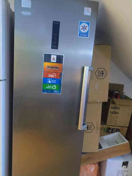 السلام عليكم ثلاجة هيتاشي ومجمدة الحافظ عاموديه مستخدمات نظيفات جدا 
الثلاجة ب٨٠٠ وبيها مجال والمجمدة ٧٠٠ وبيها مجال المكان بغداد السيديه ***********
*********** واتس اب
