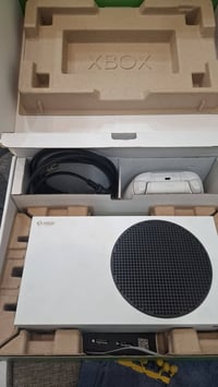 اكس بوكس سيريس اس مستعمل نظافة ١٠٠% ذاكرة 512gb ويا اليدة الأصلية ويه ...