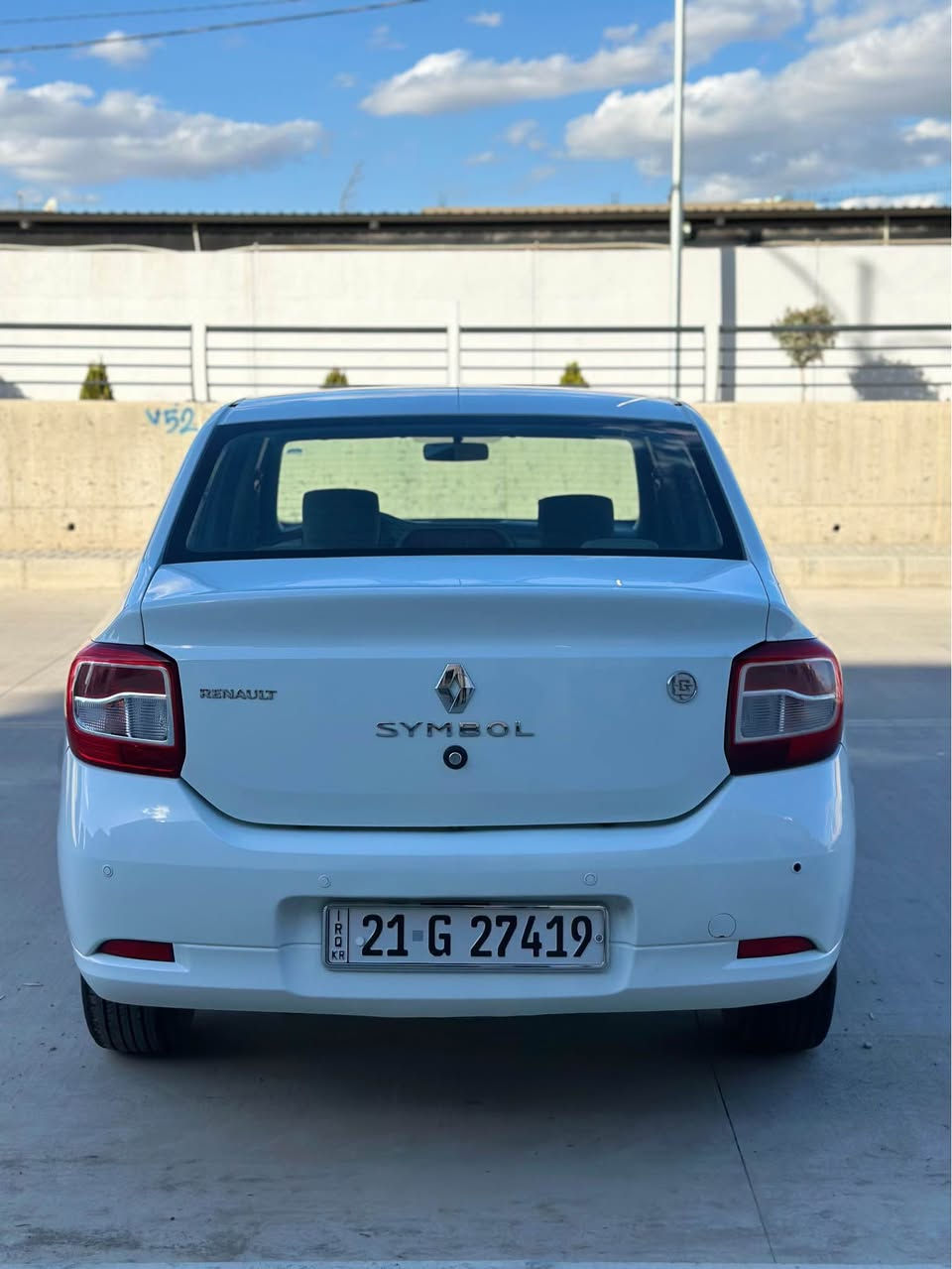 ڕینۆ سیمبول ٢٠١٧ سپی بەفری 
٣ پارچەی بۆیاخە زۆر جوان و ڕێک و پێکە قرچێکی دوای هەیە پێشی کەپسە سەنەوی تازەیە تا ٢٠٢٨ مەسرەفی تیا نیە ماڵی دۆستە تایەی تازە و ڕۆنی تازەیە
*********** السليمانية, العراق
