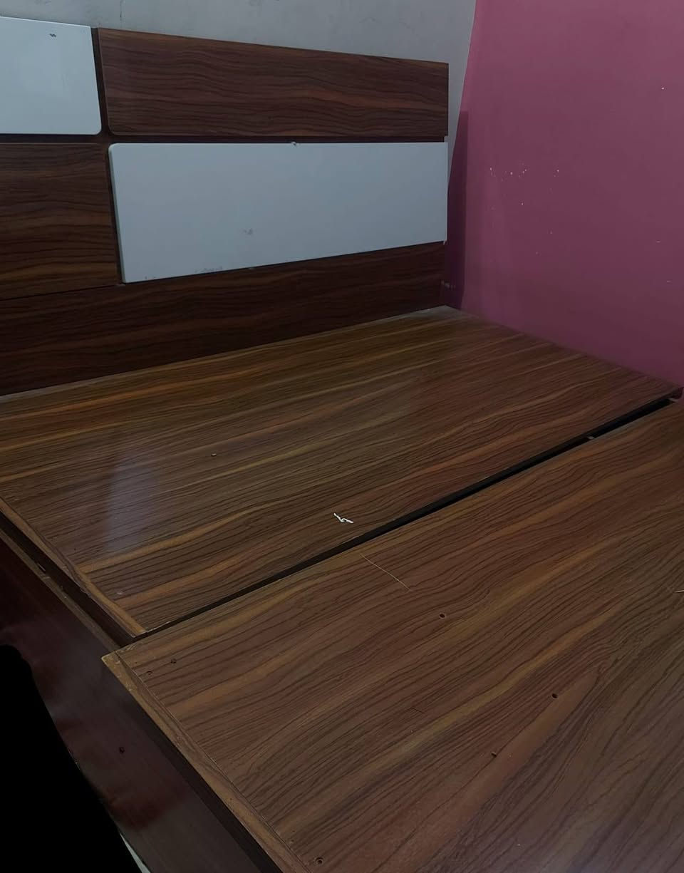 بوفيه عدد ٦ قطع سعر الوحده ١٥ وذا كلهن بيه مجال 
جربايه نفر السعر ١٠٠ بيه مجال 
جربايه نفرين مع دوشك السعر ١٢٥
اوفن السعر ٤٠
مرايه وجهين قطعتين السعر ٢٥ بيه مجال 
طباخ منضدي السعر ٧٥ نوعيه داخل الصوره 
تخم قنفات ٨ مقاعد السعر ١٠٠
كنتور السعر ٤٠ 
مكتب كاشير السعر ٥٠ 
ميز فورميكه السعر ٦٠
ميز خشب السعر ٢٥ يتكبر ويصغر
للاستفسار ***********يتوفر توصيل
