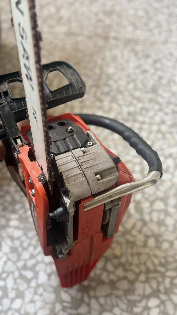 سلام عليكم منشار   يستخدم لتقطيع الاشجار المزلي والحدائق يعمل ع البانزين  اخو الجديد السعر   125 الف مكاني بغداد تقاطع درويش رقمي ***********
