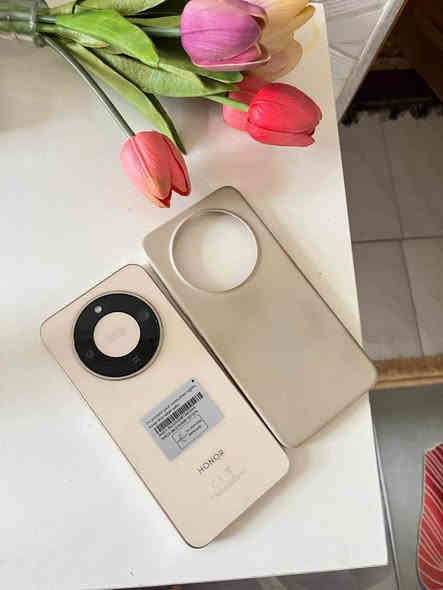 جهاز Honor X9d 5G للبيع 
مستخدم يومين فقط مشحون مره واحدة جهاز كافة ملحقاتة متوفرة ويا الكفر والشاحنة والعلبة الخاصة بي
جهاز كلش حلو اهم مواصفاتة 

. مقاوم للسقوط والماء والغبار 

. شحنه مره وحده يكفي ٤ او ٣ ايام حسب الاستخدام 

.الذاكرة والتخزين: يأتي بذاكرة وصول عشوائي (RAM)
بسعة 12 جيجابايت ومساحة تخزين داخلية تبلغ 256
جيجابايت.
﻿﻿

. كامرتة الأمامية بدقة ١٦ ميجابكسل والخلفية بدقة ١٠٨ ميجابكسل
السعر ٣٧٥ وبي مجال للشراي 
للتواصل واتساب او اتصال 
*********** النجف, العراق
