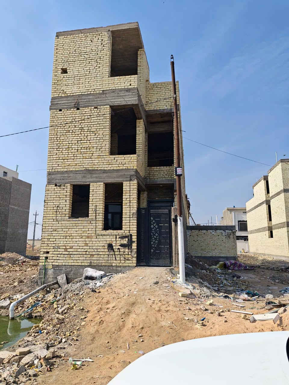 🏡 بيت للبيع في الغزالية – حي النزاهة
📍 موقع مميز جداً وقريب من المنصور والعامرية
والعقار تابع لمديرية بلدية المنصور، والتسجيل في مديرية التسجيل العقاري الكاظمية.

🔹 المساحة الكلية: 100 متر
🔹 الواجهة: 5 متر
🔹 الطول: 20 متر
🔹 سنة البناء: 2025 (بناء حديث)

🏗️ تفاصيل البناء:

- طابق أرضي مبني بالكامل وجاهز للسكن
- طابق ثاني نفس تصميم الطابق الأرضي (هيكل جاهز للإكمال حسب الرغبة)
- بناء مركزي قوي مع منظومات ثبات وإنشاء حديثة
- سطح كامل مع شتايكر (عازل ومبلّط)
- المجاري منفذة بالكامل داخل البيت وتحتاج فقط ربط بالمجاري الرئيسية

🛏️ عدد الغرف: 2
🚿 عدد الحمامات: 2
🌤️ عدد المناور: 2 (إنارة وتهوية ممتازة)

✨ التشطيبات الداخلية:

- أرضيات بورسلين درجة أولى
- إنارة سبوت لايت حديثة بالسقف
- صبغ جديد وجدران جاهزة
- تصميم عملي ومريح للسكن العائلي

✅ الخدمات متوفرة بالكامل:

- كهرباء واصل
- ماء واصل
- منظومات إنترنت ضوئي جاهزة
- منطقة سكنية هادئة ومخدومة

📞 للاستفسار والتواصل (اتصال أو واتساب):
***********

البيع مباشر من المالك.
