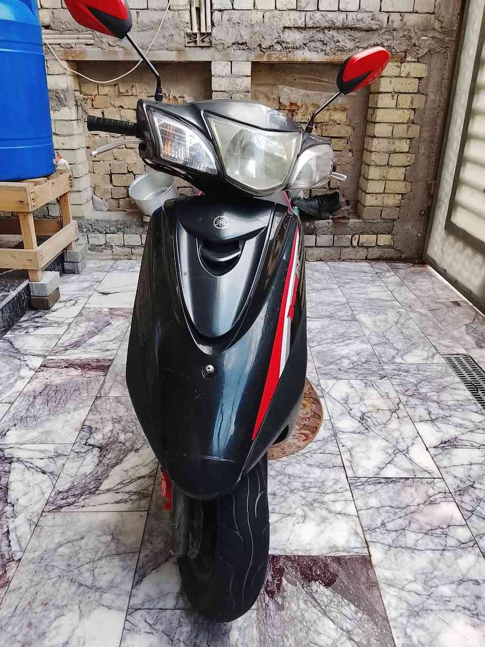 السلام عليكم، قبل كلشي خلينة نتفق من هسة ( تجي تفحص وين متريد او جيب وياك فيتر بكيفك )،
الدراجة بريز ببغاء مال جناي نظيفة وما متعبهة، محركهة مكفول مامفتوح، مامتعوب ابداً
ناعم بشكل مو طبيعي ما شاء الله، الدراجة جايبهة من البيت للمدرسة ( ومرات اطلع بيهة اجيب 
صمون لو اخذلي فرة )، دراجة نشيطةة شلعة ومعدل، تشتغل سلف وهندر بأي وقت كان، 
من الاخير الدراجة اخت الرمبة ومثل ماگلت تجي تفحص وين متريد، الدراجة بدون اوراق 
مكفولةة من السرقة تجي تاخذهة من باب بيتنة، 
بالنسبة للسعر رايدهة ب "850" بيهة مجال قليل، لحد يكسر بالسعر، اذا متعرف سوق الجديد لاتتعبني
( الدراجة بالواقع احلا)  
مكاني بغداد مدينة الصدر، رقم الاتصال ***********
