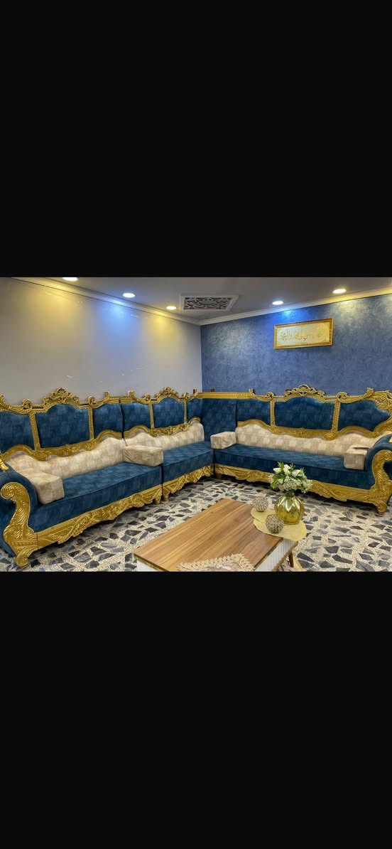 سلام عليكم تخم للبيع بلوك اسود تخم جديد نضافه 95% تخم 16 مقعد سعر 650  مع طبلات وساعه ***********  مكان بغداد
