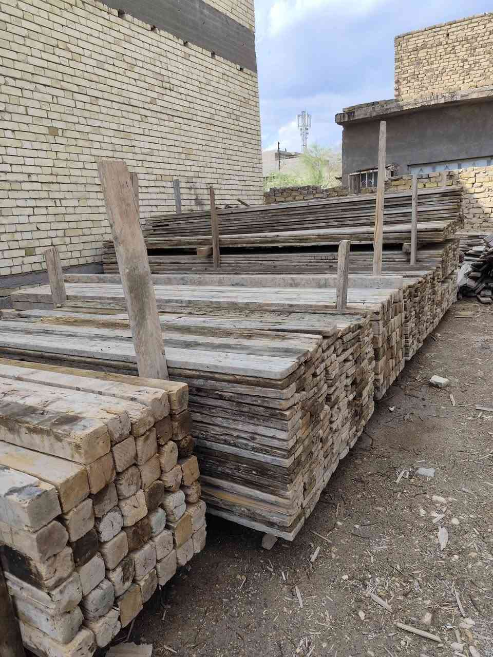 قالب خشب نضيف جدا للبيع العنوان بابل العدد 10مكعب هاتف ***********
