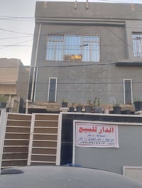 دار لبيع المساحه 150متر وجهه 6متار نزال 25متر يحتوي عله مدخلين وخمس غر...