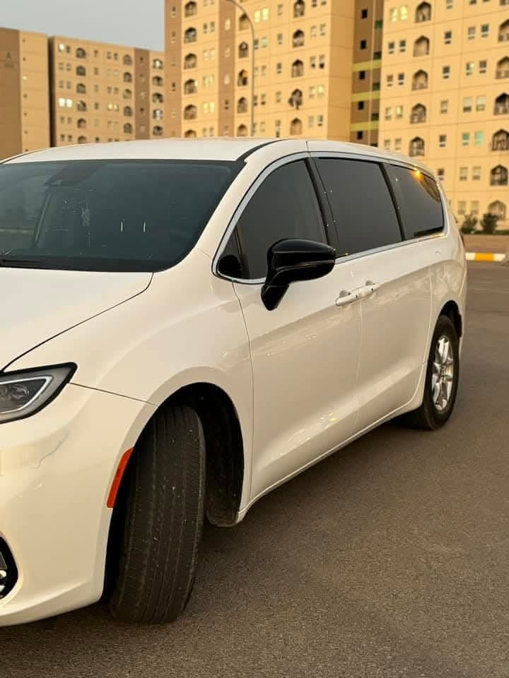 سعر مناسب وماشيه قليل حالها حال زيرو 

كرايسلر باسفيكا فيوجر لون  ابيض موديل ٢٠٢٤ مرقم بغداد كامل

وارد امريكي  صبغ بنيد فقط بدون تبديل والسونار موجود ضمن الصور 

الرقم بغداد خصوصي

ماشيه :15 ميل

المواصفات 

▪️ محرك 6 سلندر 3600

▪️لايتات زينون عالي وناصي مع حاجب LED مع كشافات دعامية زينون

▪️ حساسات خلفي 

▪️ حساسات الاجتياز الجانبية 

▪️ كشافات دعامية اصل 

▪️ بصمة باب وبصمة تشغيل وتشغيل عن بعد 

▪️كشن ذاكرة (خزن ميموري) لكرسي السائق

▪️ طقم ويل حجم 18 مع طقم تاير بحالة ممتازة 

▪️ كاميرا خلفية دوارة مع الستيرن 

▪️ باب جنطة كهربائي شفط 

▪️ ابواب جانبية كهربائية مع بردات اصلية 

▪️ غرفة السيارة مخمل

▪️ تحكم كهربائي متكامل لمقاعد المقدمة 

▪️ شاشة دشبول كبيرة لمجموعة من الايعازات 

▪️ السيارة 7 راكب مع 3 قطع تبريد 

السعر 250 وبيها مجال بسيط

مكان السيارة كربلاء

 واتساب + اتصال 

***********

***********
