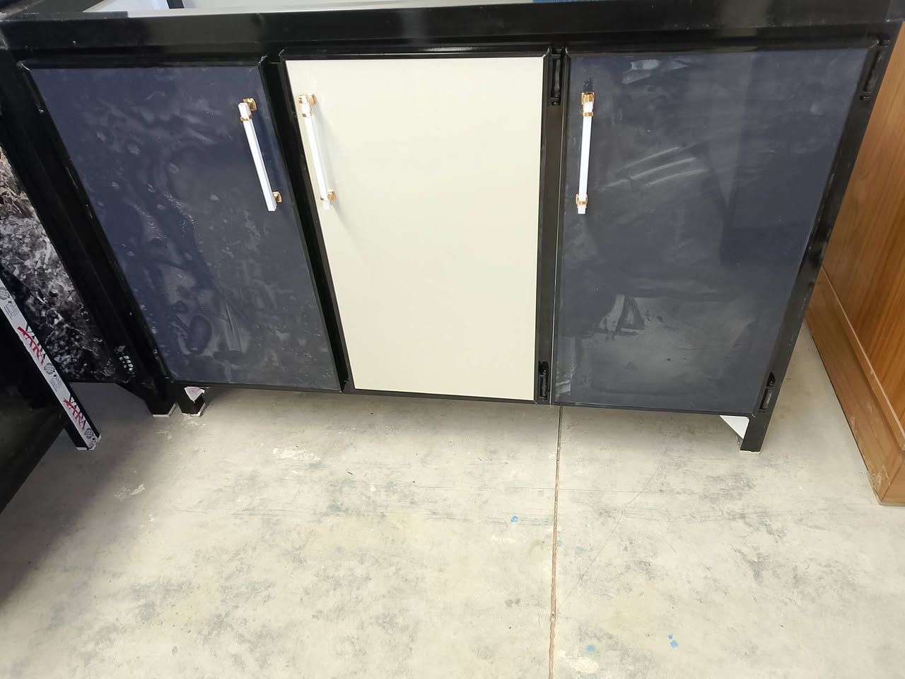 متوفر سنكات جديده مرمر متره ونص ومتره واتلاثين ويرهم مراوس القديم مع الفرق العنوان واسط قضاء الصويره شارع العام قرب محطة ام وليد السايد الرايح البغداد للتواصل ***********/مجمع الشمال
